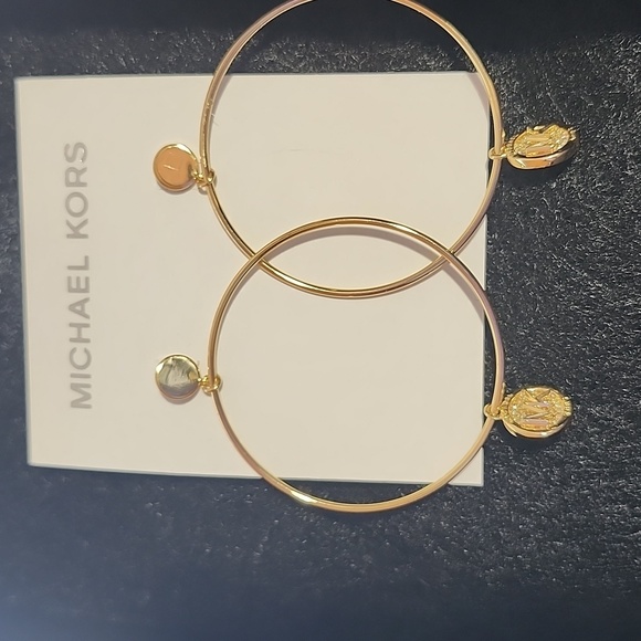 NWT MICHAEL KORS LOGO GOLD TONE LARGE HOOP EARRINGS - Picture 2 of 5